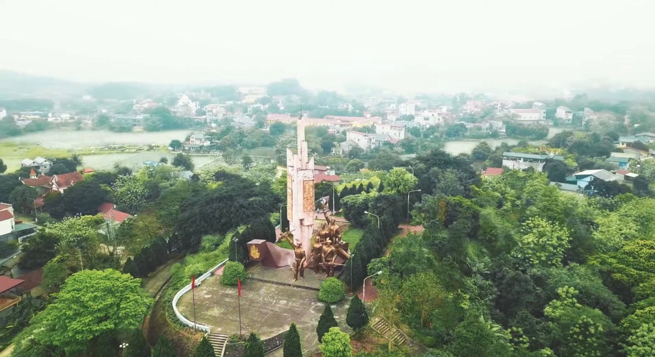 Aerial trung tâm Đoan Hùng + tháp đỏ + sông Lô
